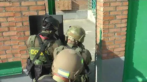 вход штурмовой группы со щитом в домовладение